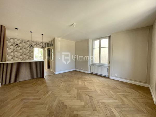 Sous compromis : Rez de jardin rénové dans une maison de Maître