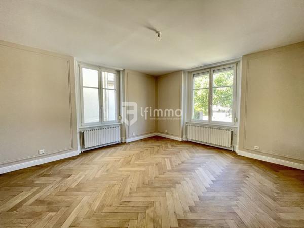 Sous compromis : Rez de jardin rénové dans une maison de Maître