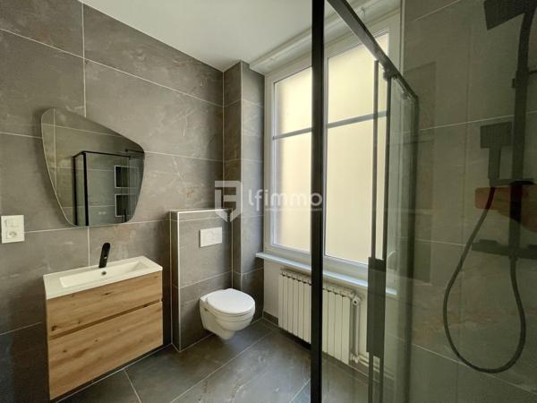 Sous compromis : Rez de jardin rénové dans une maison de Maître