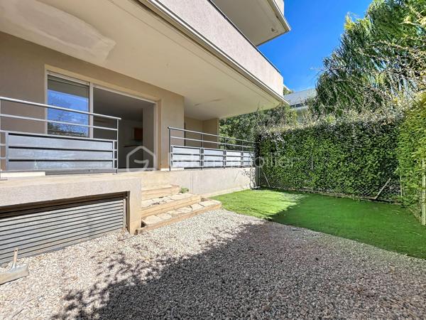 EXCLUSIVITE NIMES 7 Collines Dans une résidence récente et sécurisée, découvrez cet agréable appartement T3 de 57m². 
Situé en rez de jardin, il se compose :
d'une entrée avec placard, d'une belle pièce à vivre avec cuisine aménagée ouvrant sur une spacieuse terrasse et un jardin en jouissance exclusive, clos et à l'abri des regards et de deux chambres avec placards, une salle de bain et un WC séparé.
Climatisation réversible dans l'ensemble de l'appartement, double vitrage et volets roulants manuels.
Un garage de 13m² en sous-sol, accessible directement par l'ascenseur, est également inclus.
Les plus : à proximité immédiate des commerces et transport, tout en étant en deuxième ligne AU CALME et sans VIS A VIS. ASCENSEUR
Profitez d'un véritable espace extérieur dans un environnement calme et verdoyant.