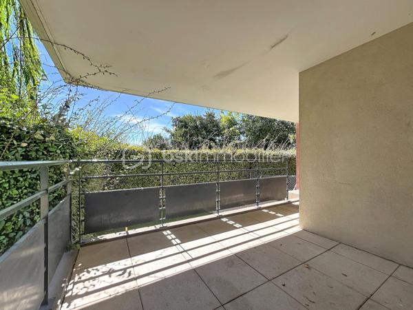 EXCLUSIVITE NIMES 7 Collines Dans une résidence récente et sécurisée, découvrez cet agréable appartement T3 de 57m². 
Situé en rez de jardin, il se compose :
d'une entrée avec placard, d'une belle pièce à vivre avec cuisine aménagée ouvrant sur une spacieuse terrasse et un jardin en jouissance exclusive, clos et à l'abri des regards et de deux chambres avec placards, une salle de bain et un WC séparé.
Climatisation réversible dans l'ensemble de l'appartement, double vitrage et volets roulants manuels.
Un garage de 13m² en sous-sol, accessible directement par l'ascenseur, est également inclus.
Les plus : à proximité immédiate des commerces et transport, tout en étant en deuxième ligne AU CALME et sans VIS A VIS. ASCENSEUR
Profitez d'un véritable espace extérieur dans un environnement calme et verdoyant.