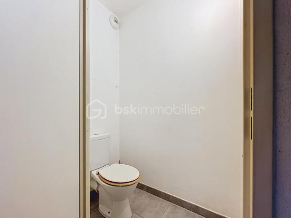 EXCLUSIVITE NIMES 7 Collines Dans une résidence récente et sécurisée, découvrez cet agréable appartement T3 de 57m². 
Situé en rez de jardin, il se compose :
d'une entrée avec placard, d'une belle pièce à vivre avec cuisine aménagée ouvrant sur une spacieuse terrasse et un jardin en jouissance exclusive, clos et à l'abri des regards et de deux chambres avec placards, une salle de bain et un WC séparé.
Climatisation réversible dans l'ensemble de l'appartement, double vitrage et volets roulants manuels.
Un garage de 13m² en sous-sol, accessible directement par l'ascenseur, est également inclus.
Les plus : à proximité immédiate des commerces et transport, tout en étant en deuxième ligne AU CALME et sans VIS A VIS. ASCENSEUR
Profitez d'un véritable espace extérieur dans un environnement calme et verdoyant.