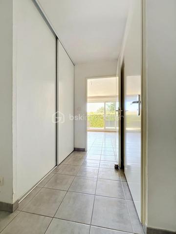 EXCLUSIVITE NIMES 7 Collines Dans une résidence récente et sécurisée, découvrez cet agréable appartement T3 de 57m². 
Situé en rez de jardin, il se compose :
d'une entrée avec placard, d'une belle pièce à vivre avec cuisine aménagée ouvrant sur une spacieuse terrasse et un jardin en jouissance exclusive, clos et à l'abri des regards et de deux chambres avec placards, une salle de bain et un WC séparé.
Climatisation réversible dans l'ensemble de l'appartement, double vitrage et volets roulants manuels.
Un garage de 13m² en sous-sol, accessible directement par l'ascenseur, est également inclus.
Les plus : à proximité immédiate des commerces et transport, tout en étant en deuxième ligne AU CALME et sans VIS A VIS. ASCENSEUR
Profitez d'un véritable espace extérieur dans un environnement calme et verdoyant.