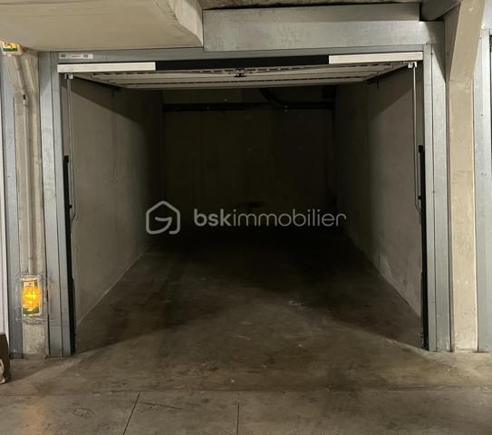 EXCLUSIVITE NIMES 7 Collines Dans une résidence récente et sécurisée, découvrez cet agréable appartement T3 de 57m². 
Situé en rez de jardin, il se compose :
d'une entrée avec placard, d'une belle pièce à vivre avec cuisine aménagée ouvrant sur une spacieuse terrasse et un jardin en jouissance exclusive, clos et à l'abri des regards et de deux chambres avec placards, une salle de bain et un WC séparé.
Climatisation réversible dans l'ensemble de l'appartement, double vitrage et volets roulants manuels.
Un garage de 13m² en sous-sol, accessible directement par l'ascenseur, est également inclus.
Les plus : à proximité immédiate des commerces et transport, tout en étant en deuxième ligne AU CALME et sans VIS A VIS. ASCENSEUR
Profitez d'un véritable espace extérieur dans un environnement calme et verdoyant.