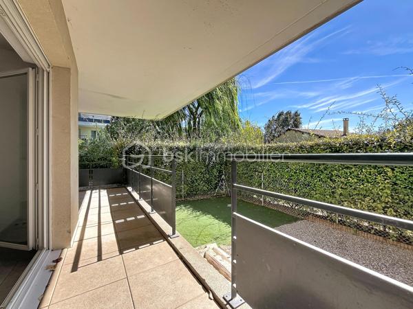 EXCLUSIVITE NIMES 7 Collines Dans une résidence récente et sécurisée, découvrez cet agréable appartement T3 de 57m². 
Situé en rez de jardin, il se compose :
d'une entrée avec placard, d'une belle pièce à vivre avec cuisine aménagée ouvrant sur une spacieuse terrasse et un jardin en jouissance exclusive, clos et à l'abri des regards et de deux chambres avec placards, une salle de bain et un WC séparé.
Climatisation réversible dans l'ensemble de l'appartement, double vitrage et volets roulants manuels.
Un garage de 13m² en sous-sol, accessible directement par l'ascenseur, est également inclus.
Les plus : à proximité immédiate des commerces et transport, tout en étant en deuxième ligne AU CALME et sans VIS A VIS. ASCENSEUR
Profitez d'un véritable espace extérieur dans un environnement calme et verdoyant.