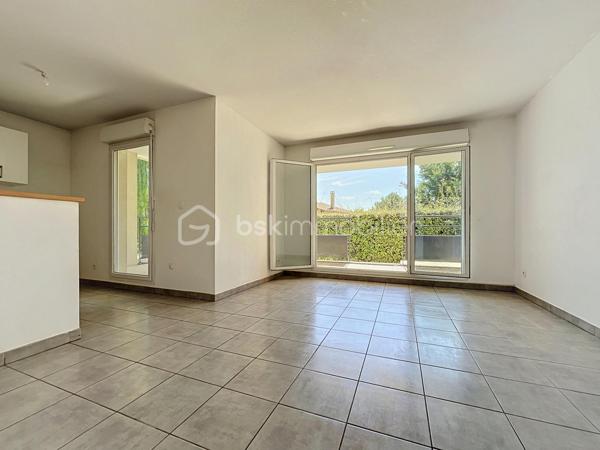 EXCLUSIVITE NIMES 7 Collines Dans une résidence récente et sécurisée, découvrez cet agréable appartement T3 de 57m². 
Situé en rez de jardin, il se compose :
d'une entrée avec placard, d'une belle pièce à vivre avec cuisine aménagée ouvrant sur une spacieuse terrasse et un jardin en jouissance exclusive, clos et à l'abri des regards et de deux chambres avec placards, une salle de bain et un WC séparé.
Climatisation réversible dans l'ensemble de l'appartement, double vitrage et volets roulants manuels.
Un garage de 13m² en sous-sol, accessible directement par l'ascenseur, est également inclus.
Les plus : à proximité immédiate des commerces et transport, tout en étant en deuxième ligne AU CALME et sans VIS A VIS. ASCENSEUR
Profitez d'un véritable espace extérieur dans un environnement calme et verdoyant.