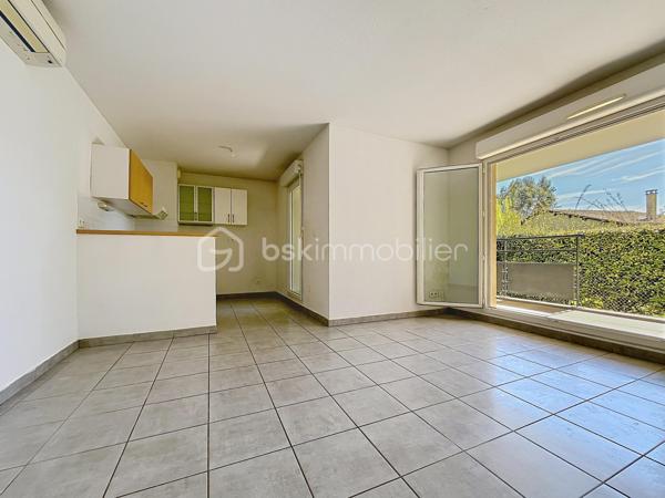 EXCLUSIVITE NIMES 7 Collines Dans une résidence récente et sécurisée, découvrez cet agréable appartement T3 de 57m². 
Situé en rez de jardin, il se compose :
d'une entrée avec placard, d'une belle pièce à vivre avec cuisine aménagée ouvrant sur une spacieuse terrasse et un jardin en jouissance exclusive, clos et à l'abri des regards et de deux chambres avec placards, une salle de bain et un WC séparé.
Climatisation réversible dans l'ensemble de l'appartement, double vitrage et volets roulants manuels.
Un garage de 13m² en sous-sol, accessible directement par l'ascenseur, est également inclus.
Les plus : à proximité immédiate des commerces et transport, tout en étant en deuxième ligne AU CALME et sans VIS A VIS. ASCENSEUR
Profitez d'un véritable espace extérieur dans un environnement calme et verdoyant.