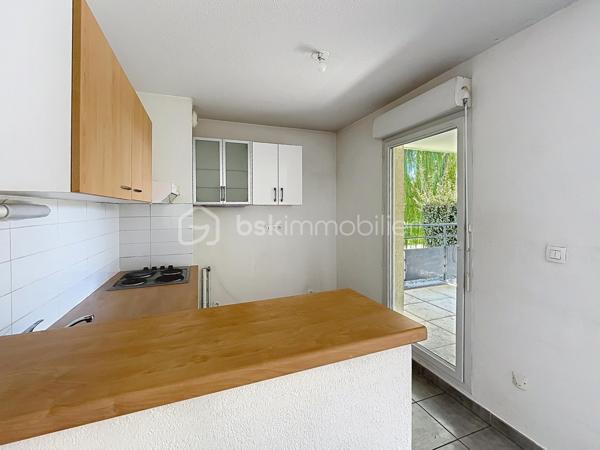 EXCLUSIVITE NIMES 7 Collines Dans une résidence récente et sécurisée, découvrez cet agréable appartement T3 de 57m². 
Situé en rez de jardin, il se compose :
d'une entrée avec placard, d'une belle pièce à vivre avec cuisine aménagée ouvrant sur une spacieuse terrasse et un jardin en jouissance exclusive, clos et à l'abri des regards et de deux chambres avec placards, une salle de bain et un WC séparé.
Climatisation réversible dans l'ensemble de l'appartement, double vitrage et volets roulants manuels.
Un garage de 13m² en sous-sol, accessible directement par l'ascenseur, est également inclus.
Les plus : à proximité immédiate des commerces et transport, tout en étant en deuxième ligne AU CALME et sans VIS A VIS. ASCENSEUR
Profitez d'un véritable espace extérieur dans un environnement calme et verdoyant.