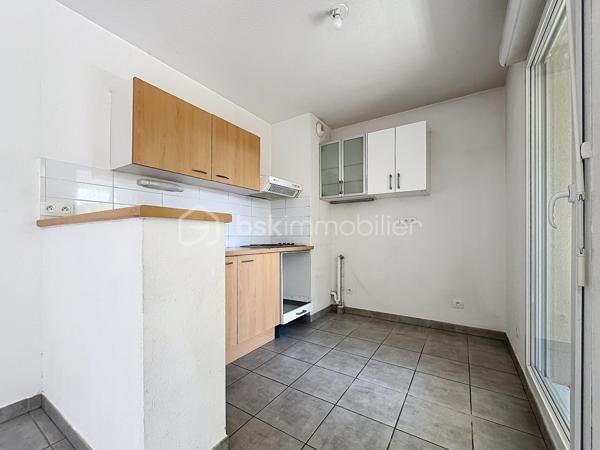 EXCLUSIVITE NIMES 7 Collines Dans une résidence récente et sécurisée, découvrez cet agréable appartement T3 de 57m². 
Situé en rez de jardin, il se compose :
d'une entrée avec placard, d'une belle pièce à vivre avec cuisine aménagée ouvrant sur une spacieuse terrasse et un jardin en jouissance exclusive, clos et à l'abri des regards et de deux chambres avec placards, une salle de bain et un WC séparé.
Climatisation réversible dans l'ensemble de l'appartement, double vitrage et volets roulants manuels.
Un garage de 13m² en sous-sol, accessible directement par l'ascenseur, est également inclus.
Les plus : à proximité immédiate des commerces et transport, tout en étant en deuxième ligne AU CALME et sans VIS A VIS. ASCENSEUR
Profitez d'un véritable espace extérieur dans un environnement calme et verdoyant.