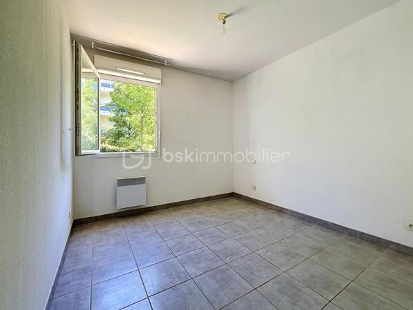 EXCLUSIVITE NIMES 7 Collines Dans une résidence récente et sécurisée, découvrez cet agréable appartement T3 de 57m². 
Situé en rez de jardin, il se compose :
d'une entrée avec placard, d'une belle pièce à vivre avec cuisine aménagée ouvrant sur une spacieuse terrasse et un jardin en jouissance exclusive, clos et à l'abri des regards et de deux chambres avec placards, une salle de bain et un WC séparé.
Climatisation réversible dans l'ensemble de l'appartement, double vitrage et volets roulants manuels.
Un garage de 13m² en sous-sol, accessible directement par l'ascenseur, est également inclus.
Les plus : à proximité immédiate des commerces et transport, tout en étant en deuxième ligne AU CALME et sans VIS A VIS. ASCENSEUR
Profitez d'un véritable espace extérieur dans un environnement calme et verdoyant.