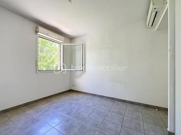 EXCLUSIVITE NIMES 7 Collines Dans une résidence récente et sécurisée, découvrez cet agréable appartement T3 de 57m². 
Situé en rez de jardin, il se compose :
d'une entrée avec placard, d'une belle pièce à vivre avec cuisine aménagée ouvrant sur une spacieuse terrasse et un jardin en jouissance exclusive, clos et à l'abri des regards et de deux chambres avec placards, une salle de bain et un WC séparé.
Climatisation réversible dans l'ensemble de l'appartement, double vitrage et volets roulants manuels.
Un garage de 13m² en sous-sol, accessible directement par l'ascenseur, est également inclus.
Les plus : à proximité immédiate des commerces et transport, tout en étant en deuxième ligne AU CALME et sans VIS A VIS. ASCENSEUR
Profitez d'un véritable espace extérieur dans un environnement calme et verdoyant.