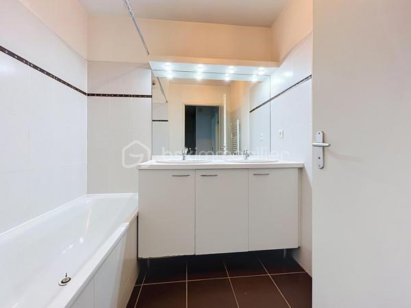 EXCLUSIVITE NIMES 7 Collines Dans une résidence récente et sécurisée, découvrez cet agréable appartement T3 de 57m². 
Situé en rez de jardin, il se compose :
d'une entrée avec placard, d'une belle pièce à vivre avec cuisine aménagée ouvrant sur une spacieuse terrasse et un jardin en jouissance exclusive, clos et à l'abri des regards et de deux chambres avec placards, une salle de bain et un WC séparé.
Climatisation réversible dans l'ensemble de l'appartement, double vitrage et volets roulants manuels.
Un garage de 13m² en sous-sol, accessible directement par l'ascenseur, est également inclus.
Les plus : à proximité immédiate des commerces et transport, tout en étant en deuxième ligne AU CALME et sans VIS A VIS. ASCENSEUR
Profitez d'un véritable espace extérieur dans un environnement calme et verdoyant.