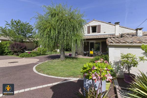 Vente                                                      Maison
                        
                     7 pièces                      292 m2                     à Vallans