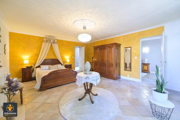 Vente                                                      Maison
                        
                     7 pièces                      292 m2                     à Vallans