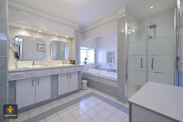 Vente                                                      Maison
                        
                     7 pièces                      292 m2                     à Vallans