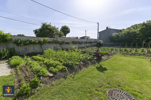 Vente                                                      Maison
                        
                     7 pièces                      292 m2                     à Vallans