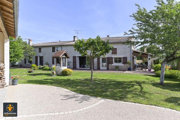 Vente                                                      Maison
                        
                     7 pièces                      292 m2                     à Vallans