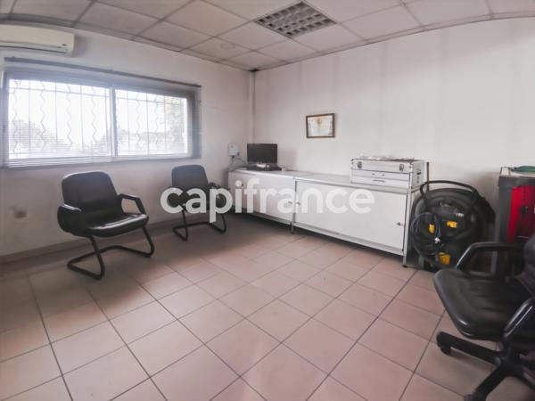 GARD (30) BEAUCAIRE (30300) LOCAL A LOUER ~550 m2 (terrain possible 1.3ha), flux constant Emplacement N°1.