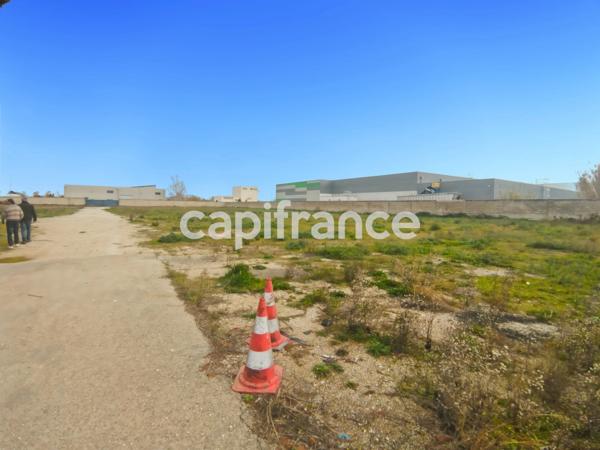 GARD (30) BEAUCAIRE (30300) LOCAL A LOUER ~550 m2 (terrain possible 1.3ha), flux constant Emplacement N°1.