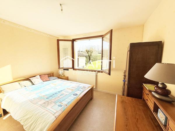 Maison de plain-pied 5 pièces avec jardin.