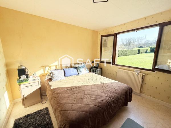 Maison de plain-pied 5 pièces avec jardin.