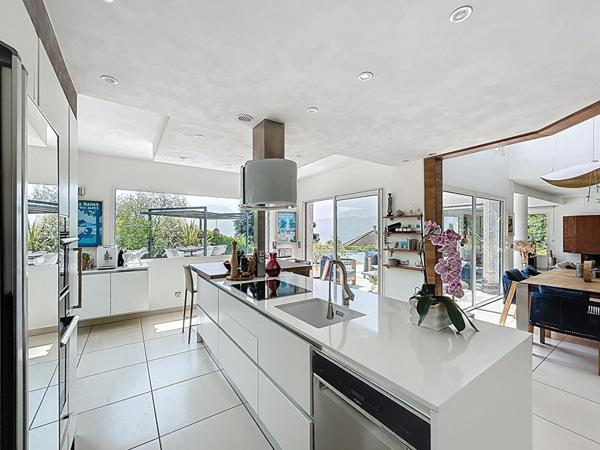 Villa exceptionnelle de 180 m² avec vue lac, piscine et prestations haut de gamme à Pugny-Chatenod