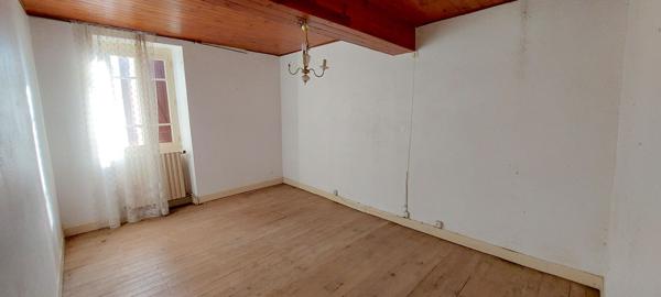 MAISON DE VILLAGE AU COEUR D'UN VILLAGE PAISIBLE