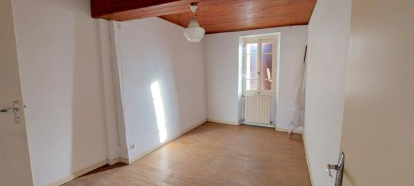 MAISON DE VILLAGE AU COEUR D'UN VILLAGE PAISIBLE