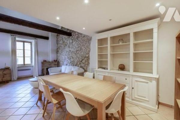 VILLEFRANCHE-SUR-MER - VASTE DUPLEX - CENTRE HISTOIRIQUE.