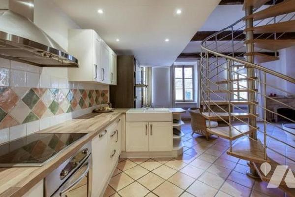 VILLEFRANCHE-SUR-MER - VASTE DUPLEX - CENTRE HISTOIRIQUE.