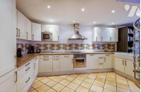 VILLEFRANCHE-SUR-MER - VASTE DUPLEX - CENTRE HISTOIRIQUE.