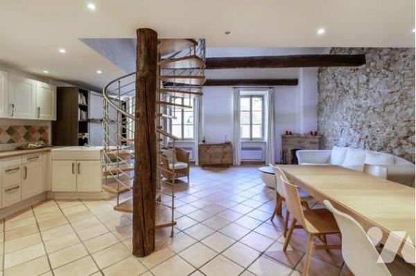 VILLEFRANCHE-SUR-MER - VASTE DUPLEX - CENTRE HISTOIRIQUE.