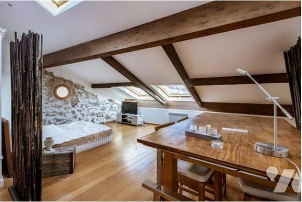 VILLEFRANCHE-SUR-MER - VASTE DUPLEX - CENTRE HISTOIRIQUE.