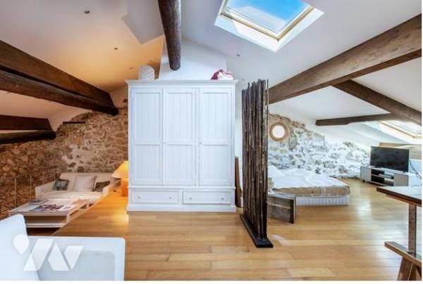 VILLEFRANCHE-SUR-MER - VASTE DUPLEX - CENTRE HISTOIRIQUE.