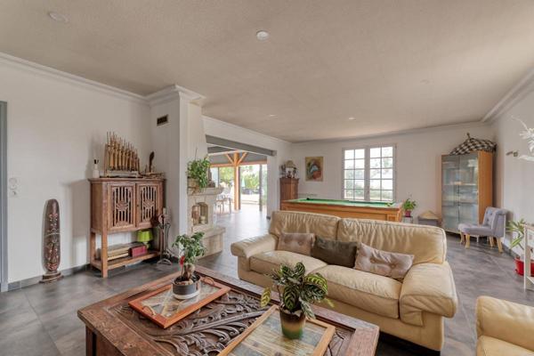 Maison familiale 6 pièces  avec piscine  à La Guyonnière