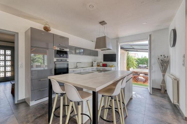 Maison familiale 6 pièces  avec piscine  à La Guyonnière