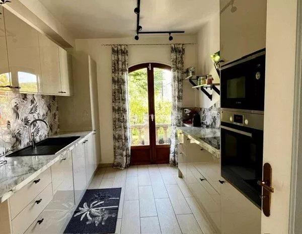 Vente                                                      Maison
                        
                     5 pièces                      133 m2                     à Joinville-le-Pont