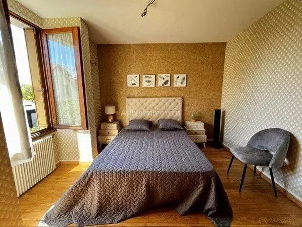 Vente                                                      Maison
                        
                     5 pièces                      133 m2                     à Joinville-le-Pont