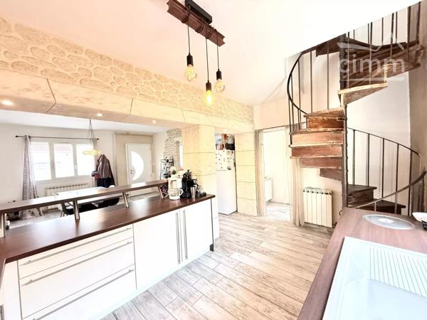 À vendre à Port-Saint-louis-du-Rhône, lumineuse et pleine de charme, avec un appartement T2 neuf.