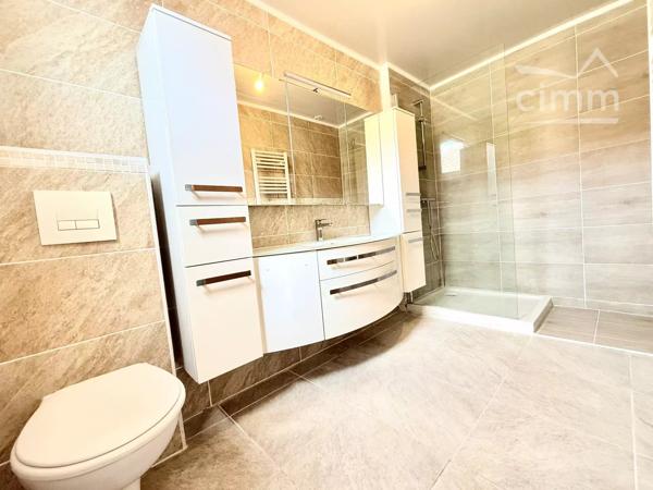 À vendre à Port-Saint-louis-du-Rhône, lumineuse et pleine de charme, avec un appartement T2 neuf.