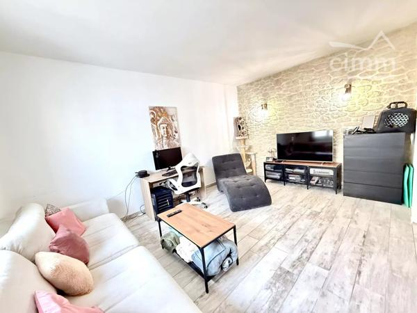 À vendre à Port-Saint-louis-du-Rhône, lumineuse et pleine de charme, avec un appartement T2 neuf.