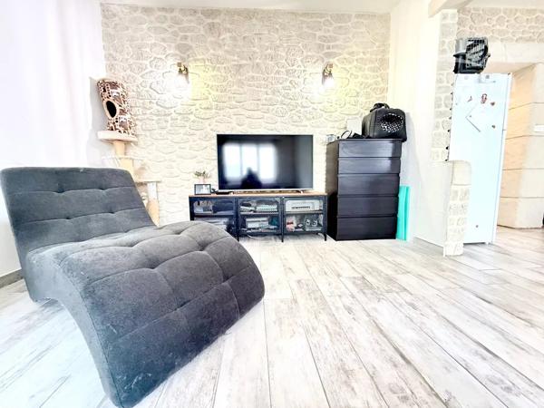 À vendre à Port-Saint-louis-du-Rhône, lumineuse et pleine de charme, avec un appartement T2 neuf.