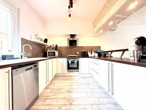 À vendre à Port-Saint-louis-du-Rhône, lumineuse et pleine de charme, avec un appartement T2 neuf.