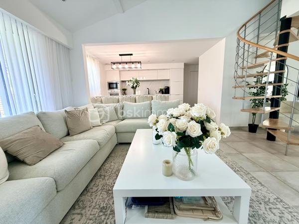 Proche Poitiers – Maison plain-pied à vendre – 4 chambres – terrain 430 m² – aucun travaux

À seulement 10 minutes de Poitiers, venez découvrir cette maison de plain-pied rénovée en 2023/2024, offrant 102 m² habitables, idéale pour une famille.

Maison à vendre Poitiers – caractéristiques principales :

- Grande pièce de vie de 44 m² avec cuisine ouverte aménagée et équipée
- 4 chambres (ou 3 chambres + bureau) dont une en mezzanine
- Dressing / pièce de 6 m²
- Salle d’eau avec un wc
- 1 wc avec lave-mains
- 1 Espace cellier 
- 1 Buanderie

 Extérieur :

Terrain de 430 m²
Terrasse de 20 m² avec pergola bioclimatique
Mitoyenne d'un côté par le garage

Maison rénovée – prestations récentes :

Pompe à chaleur réversible (climatisation / chauffage)
Radiateurs électriques à inertie
Double vitrage
Volets roulants électriques
Fibre installée
Chauffe-eau et adoucisseur 

Localisation recherchée :

Proche commerces, écoles, services
Arrêt de bus à proximité immédiate
Accès rapide centre-ville de Poitiers

Maison sans travaux – idéale résidence principale – famille – primo-accédants