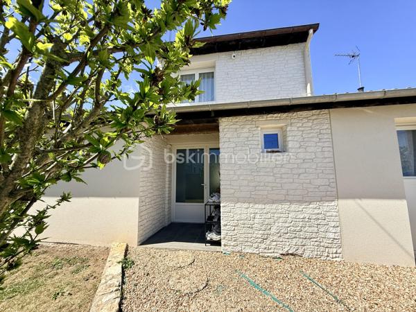 Proche Poitiers – Maison plain-pied à vendre – 4 chambres – terrain 430 m² – aucun travaux

À seulement 10 minutes de Poitiers, venez découvrir cette maison de plain-pied rénovée en 2023/2024, offrant 102 m² habitables, idéale pour une famille.

Maison à vendre Poitiers – caractéristiques principales :

- Grande pièce de vie de 44 m² avec cuisine ouverte aménagée et équipée
- 4 chambres (ou 3 chambres + bureau) dont une en mezzanine
- Dressing / pièce de 6 m²
- Salle d’eau avec un wc
- 1 wc avec lave-mains
- 1 Espace cellier 
- 1 Buanderie

 Extérieur :

Terrain de 430 m²
Terrasse de 20 m² avec pergola bioclimatique
Mitoyenne d'un côté par le garage

Maison rénovée – prestations récentes :

Pompe à chaleur réversible (climatisation / chauffage)
Radiateurs électriques à inertie
Double vitrage
Volets roulants électriques
Fibre installée
Chauffe-eau et adoucisseur 

Localisation recherchée :

Proche commerces, écoles, services
Arrêt de bus à proximité immédiate
Accès rapide centre-ville de Poitiers

Maison sans travaux – idéale résidence principale – famille – primo-accédants