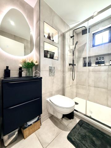 Proche Poitiers – Maison plain-pied à vendre – 4 chambres – terrain 430 m² – aucun travaux

À seulement 10 minutes de Poitiers, venez découvrir cette maison de plain-pied rénovée en 2023/2024, offrant 102 m² habitables, idéale pour une famille.

Maison à vendre Poitiers – caractéristiques principales :

- Grande pièce de vie de 44 m² avec cuisine ouverte aménagée et équipée
- 4 chambres (ou 3 chambres + bureau) dont une en mezzanine
- Dressing / pièce de 6 m²
- Salle d’eau avec un wc
- 1 wc avec lave-mains
- 1 Espace cellier 
- 1 Buanderie

 Extérieur :

Terrain de 430 m²
Terrasse de 20 m² avec pergola bioclimatique
Mitoyenne d'un côté par le garage

Maison rénovée – prestations récentes :

Pompe à chaleur réversible (climatisation / chauffage)
Radiateurs électriques à inertie
Double vitrage
Volets roulants électriques
Fibre installée
Chauffe-eau et adoucisseur 

Localisation recherchée :

Proche commerces, écoles, services
Arrêt de bus à proximité immédiate
Accès rapide centre-ville de Poitiers

Maison sans travaux – idéale résidence principale – famille – primo-accédants