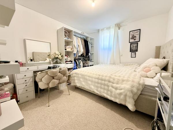 Proche Poitiers – Maison plain-pied à vendre – 4 chambres – terrain 430 m² – aucun travaux

À seulement 10 minutes de Poitiers, venez découvrir cette maison de plain-pied rénovée en 2023/2024, offrant 102 m² habitables, idéale pour une famille.

Maison à vendre Poitiers – caractéristiques principales :

- Grande pièce de vie de 44 m² avec cuisine ouverte aménagée et équipée
- 4 chambres (ou 3 chambres + bureau) dont une en mezzanine
- Dressing / pièce de 6 m²
- Salle d’eau avec un wc
- 1 wc avec lave-mains
- 1 Espace cellier 
- 1 Buanderie

 Extérieur :

Terrain de 430 m²
Terrasse de 20 m² avec pergola bioclimatique
Mitoyenne d'un côté par le garage

Maison rénovée – prestations récentes :

Pompe à chaleur réversible (climatisation / chauffage)
Radiateurs électriques à inertie
Double vitrage
Volets roulants électriques
Fibre installée
Chauffe-eau et adoucisseur 

Localisation recherchée :

Proche commerces, écoles, services
Arrêt de bus à proximité immédiate
Accès rapide centre-ville de Poitiers

Maison sans travaux – idéale résidence principale – famille – primo-accédants