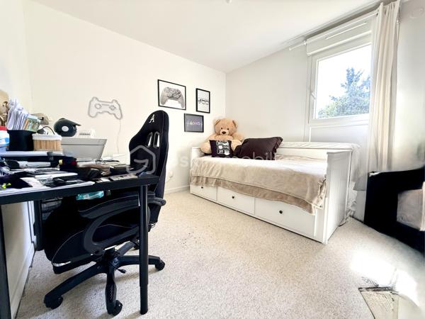 Proche Poitiers – Maison plain-pied à vendre – 4 chambres – terrain 430 m² – aucun travaux

À seulement 10 minutes de Poitiers, venez découvrir cette maison de plain-pied rénovée en 2023/2024, offrant 102 m² habitables, idéale pour une famille.

Maison à vendre Poitiers – caractéristiques principales :

- Grande pièce de vie de 44 m² avec cuisine ouverte aménagée et équipée
- 4 chambres (ou 3 chambres + bureau) dont une en mezzanine
- Dressing / pièce de 6 m²
- Salle d’eau avec un wc
- 1 wc avec lave-mains
- 1 Espace cellier 
- 1 Buanderie

 Extérieur :

Terrain de 430 m²
Terrasse de 20 m² avec pergola bioclimatique
Mitoyenne d'un côté par le garage

Maison rénovée – prestations récentes :

Pompe à chaleur réversible (climatisation / chauffage)
Radiateurs électriques à inertie
Double vitrage
Volets roulants électriques
Fibre installée
Chauffe-eau et adoucisseur 

Localisation recherchée :

Proche commerces, écoles, services
Arrêt de bus à proximité immédiate
Accès rapide centre-ville de Poitiers

Maison sans travaux – idéale résidence principale – famille – primo-accédants