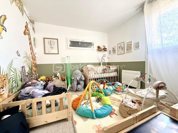 Proche Poitiers – Maison plain-pied à vendre – 4 chambres – terrain 430 m² – aucun travaux

À seulement 10 minutes de Poitiers, venez découvrir cette maison de plain-pied rénovée en 2023/2024, offrant 102 m² habitables, idéale pour une famille.

Maison à vendre Poitiers – caractéristiques principales :

- Grande pièce de vie de 44 m² avec cuisine ouverte aménagée et équipée
- 4 chambres (ou 3 chambres + bureau) dont une en mezzanine
- Dressing / pièce de 6 m²
- Salle d’eau avec un wc
- 1 wc avec lave-mains
- 1 Espace cellier 
- 1 Buanderie

 Extérieur :

Terrain de 430 m²
Terrasse de 20 m² avec pergola bioclimatique
Mitoyenne d'un côté par le garage

Maison rénovée – prestations récentes :

Pompe à chaleur réversible (climatisation / chauffage)
Radiateurs électriques à inertie
Double vitrage
Volets roulants électriques
Fibre installée
Chauffe-eau et adoucisseur 

Localisation recherchée :

Proche commerces, écoles, services
Arrêt de bus à proximité immédiate
Accès rapide centre-ville de Poitiers

Maison sans travaux – idéale résidence principale – famille – primo-accédants