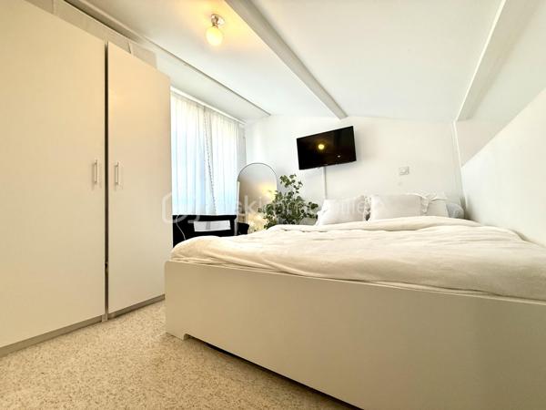 Proche Poitiers – Maison plain-pied à vendre – 4 chambres – terrain 430 m² – aucun travaux

À seulement 10 minutes de Poitiers, venez découvrir cette maison de plain-pied rénovée en 2023/2024, offrant 102 m² habitables, idéale pour une famille.

Maison à vendre Poitiers – caractéristiques principales :

- Grande pièce de vie de 44 m² avec cuisine ouverte aménagée et équipée
- 4 chambres (ou 3 chambres + bureau) dont une en mezzanine
- Dressing / pièce de 6 m²
- Salle d’eau avec un wc
- 1 wc avec lave-mains
- 1 Espace cellier 
- 1 Buanderie

 Extérieur :

Terrain de 430 m²
Terrasse de 20 m² avec pergola bioclimatique
Mitoyenne d'un côté par le garage

Maison rénovée – prestations récentes :

Pompe à chaleur réversible (climatisation / chauffage)
Radiateurs électriques à inertie
Double vitrage
Volets roulants électriques
Fibre installée
Chauffe-eau et adoucisseur 

Localisation recherchée :

Proche commerces, écoles, services
Arrêt de bus à proximité immédiate
Accès rapide centre-ville de Poitiers

Maison sans travaux – idéale résidence principale – famille – primo-accédants